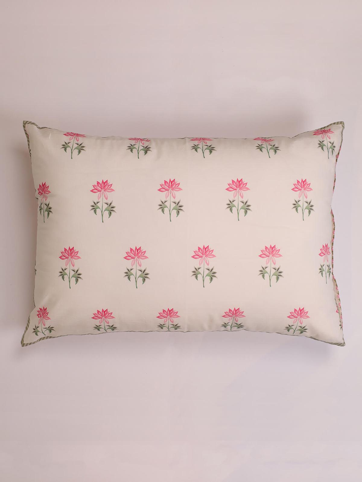 Zahra Bedding Set (Bedsheet + Cushions)