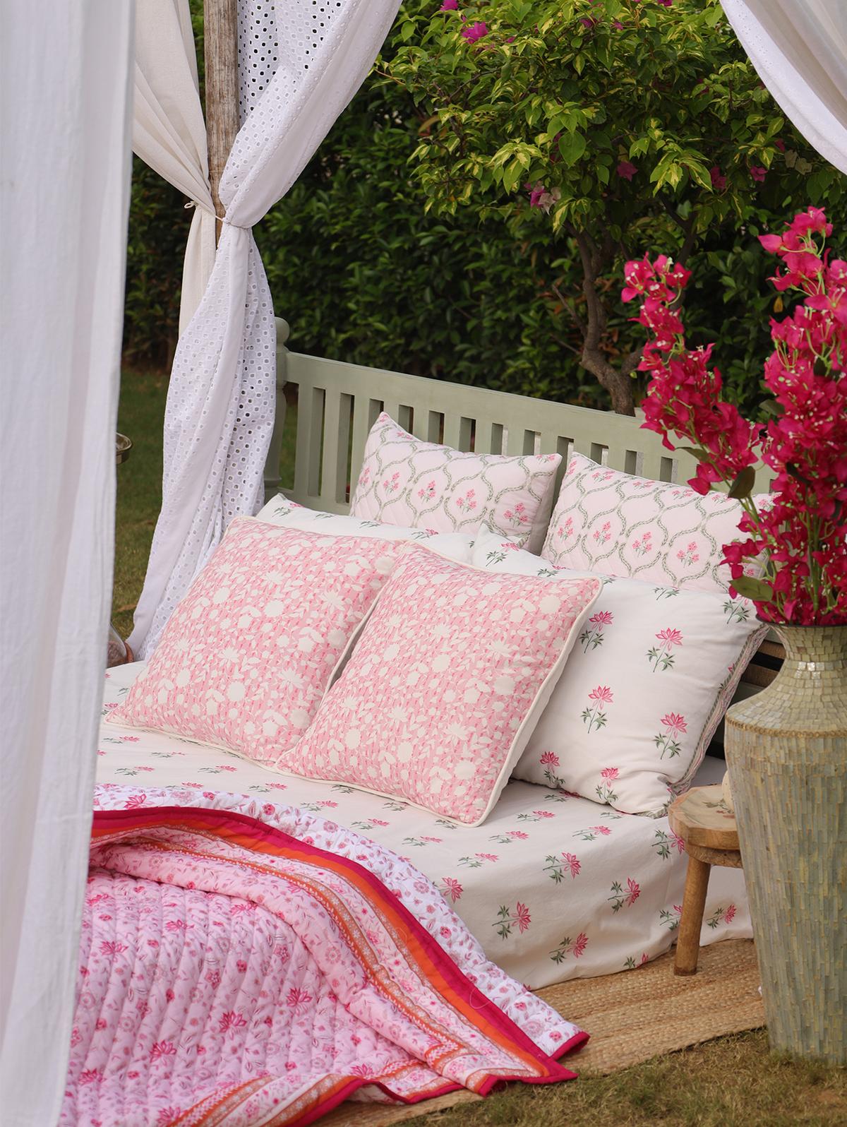 Zahra Bedding Set (Bedsheet + King Size quilt)